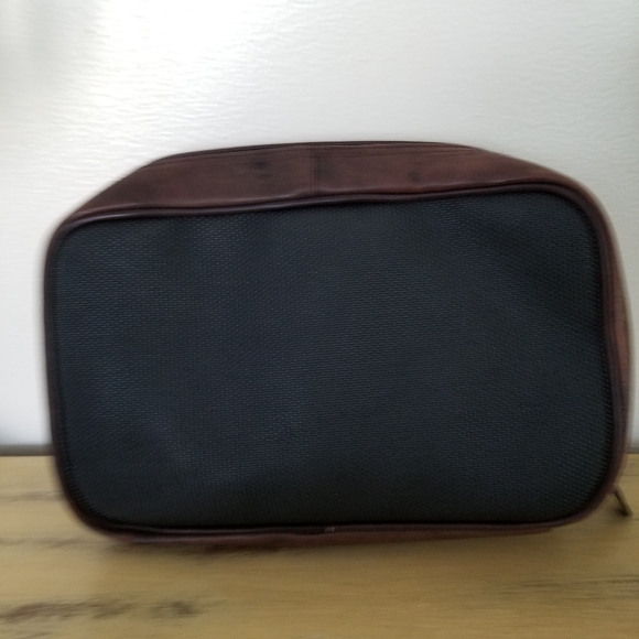 Columbia leather hanging toiletry bag - Picture 3 of 9